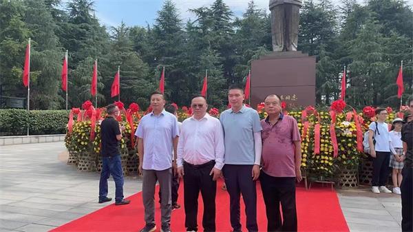 董事長周剛陪同客戶參觀湖南長沙毛主席紀念館。